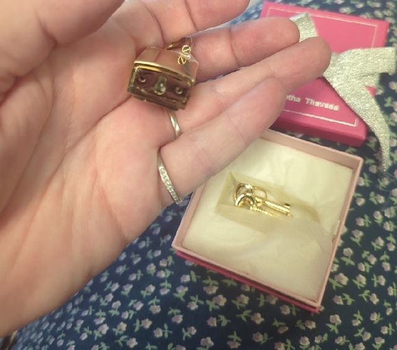 Elegant Gold Padlock Charm with Crystals - Picture 4 of 7